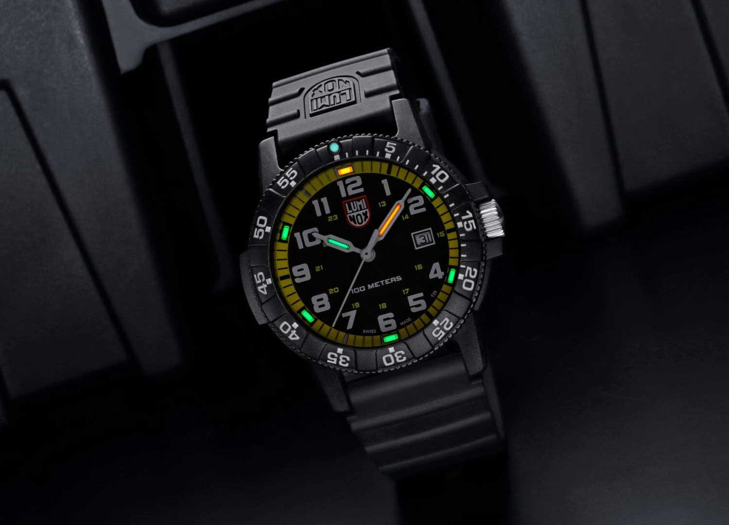 Luminox XS.0325 мужские часы застежка крупным планом