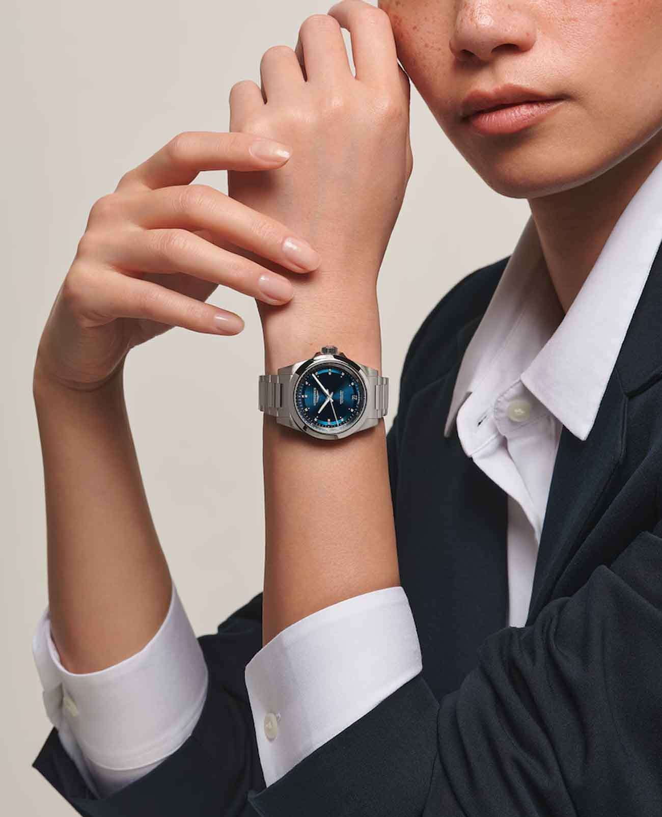 Longines L34304976 женские часы застежка крупным планом