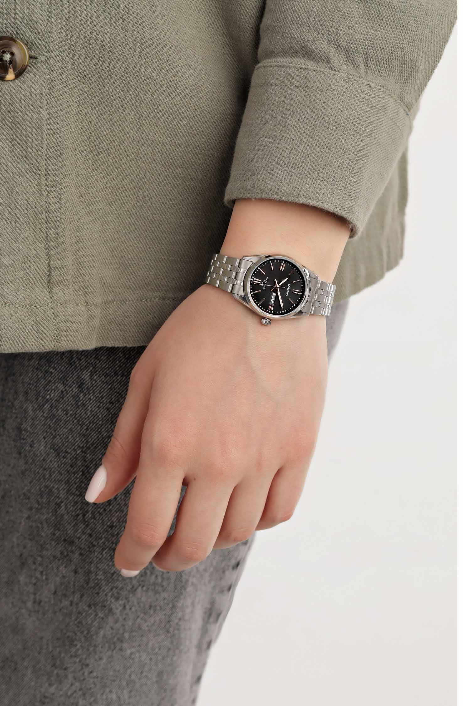 Casio Casio Collection LTP-1335D-1A2 кварцевые женские часы часы крупный план черный циферблата