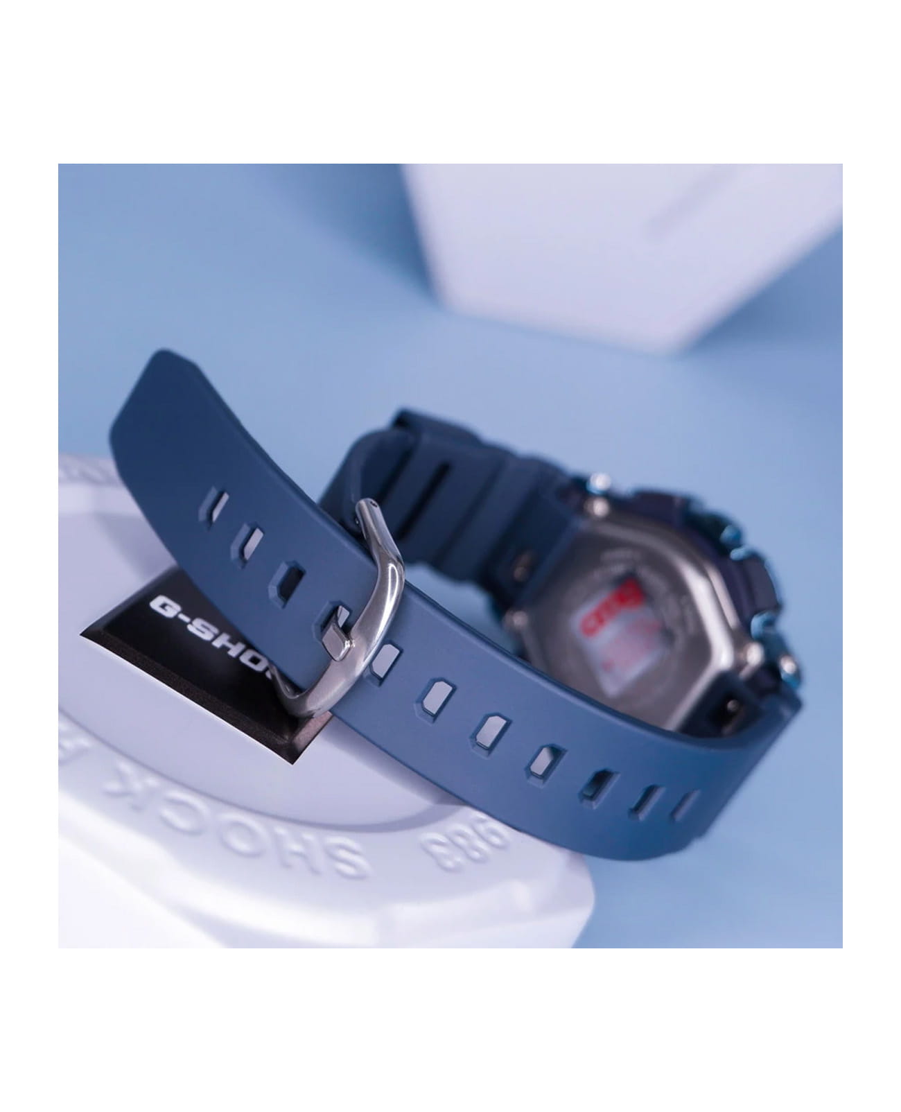 Casio GM-S110LB-2A мужские часы застежка крупным планом