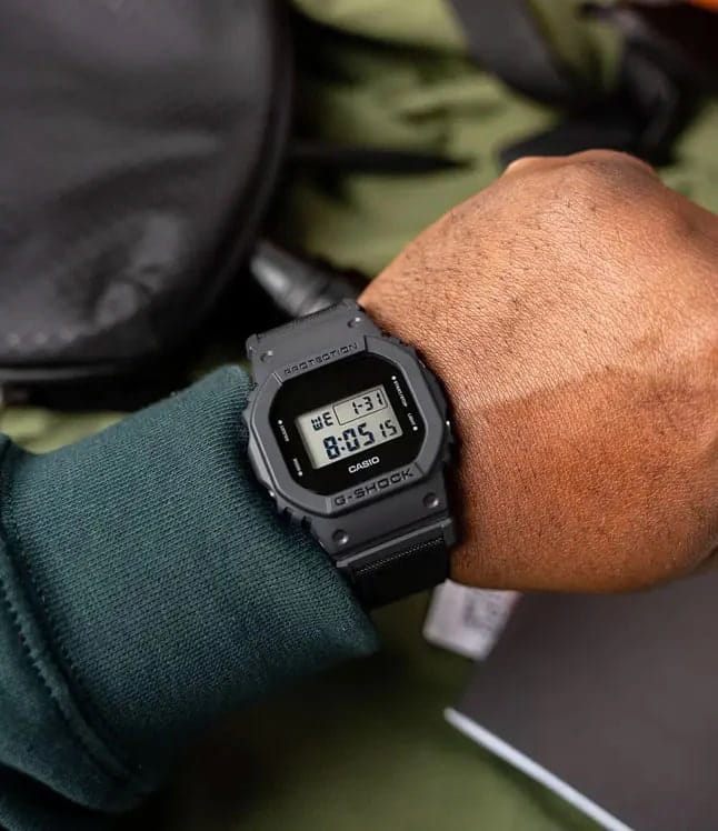 Casio Casio G-Shock DW-5600BCE-1DR (DW-5600BCE-1) DW-5600, наручные мужские часы фото под углом