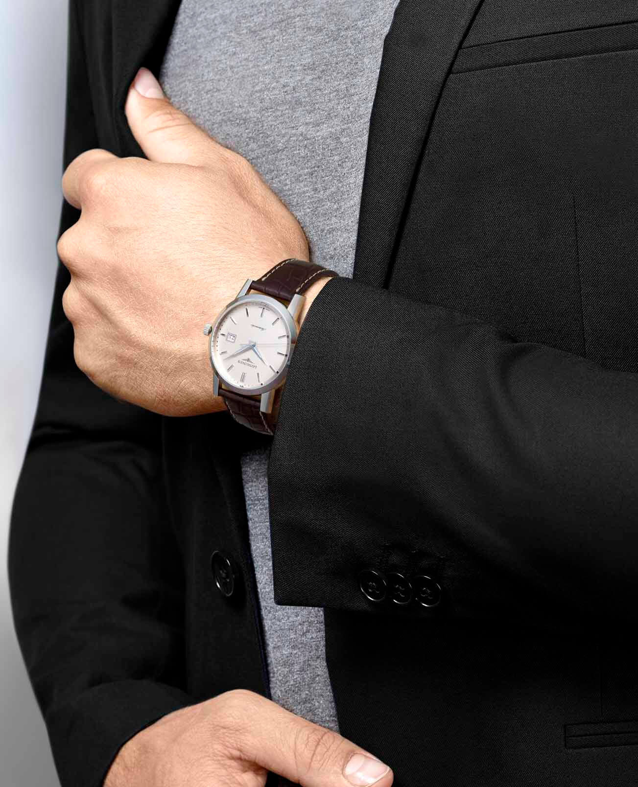 Longines L48254922 мужские часы застежка крупным планом