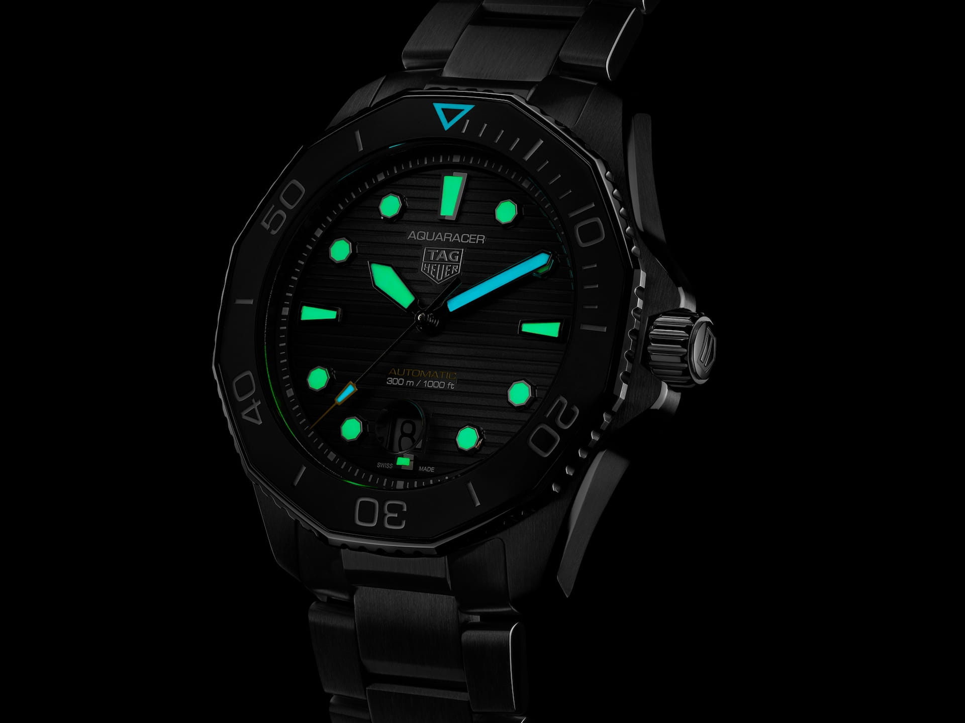 TAG Heuer TAG Heuer Aquaracer Professional 300 WBP201A.BA0632 механические мужские часы часы крупный план черный циферблата