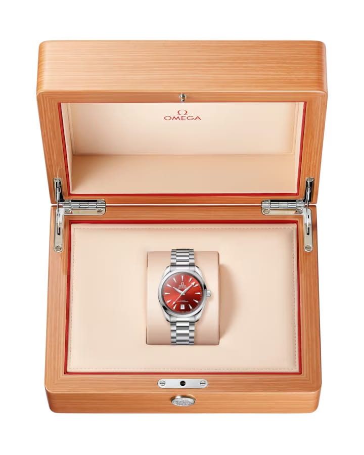 Omega Omega Seamaster Aqua Terra 220.10.38.20.13.003 механические мужские часы часы крупный план красный циферблата