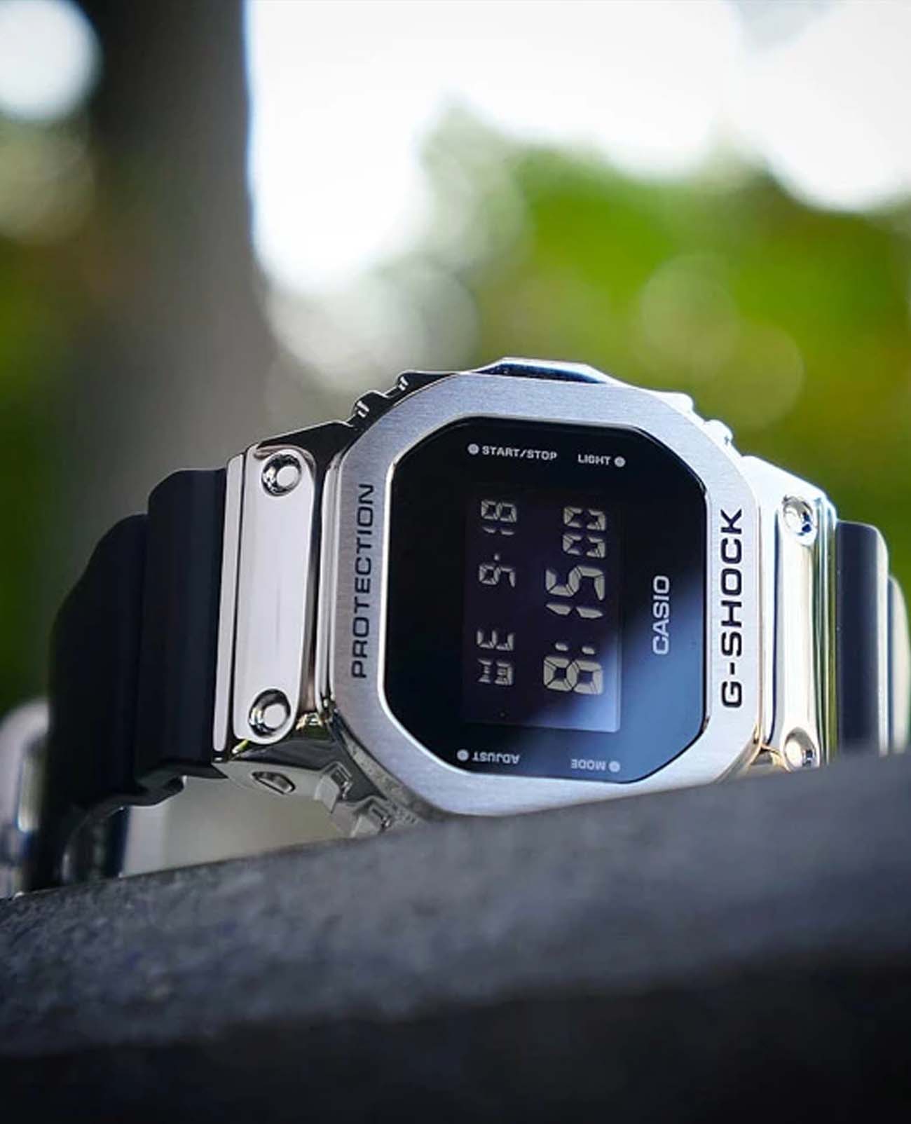 Casio GM-5600U-1 мужские часы застежка крупным планом