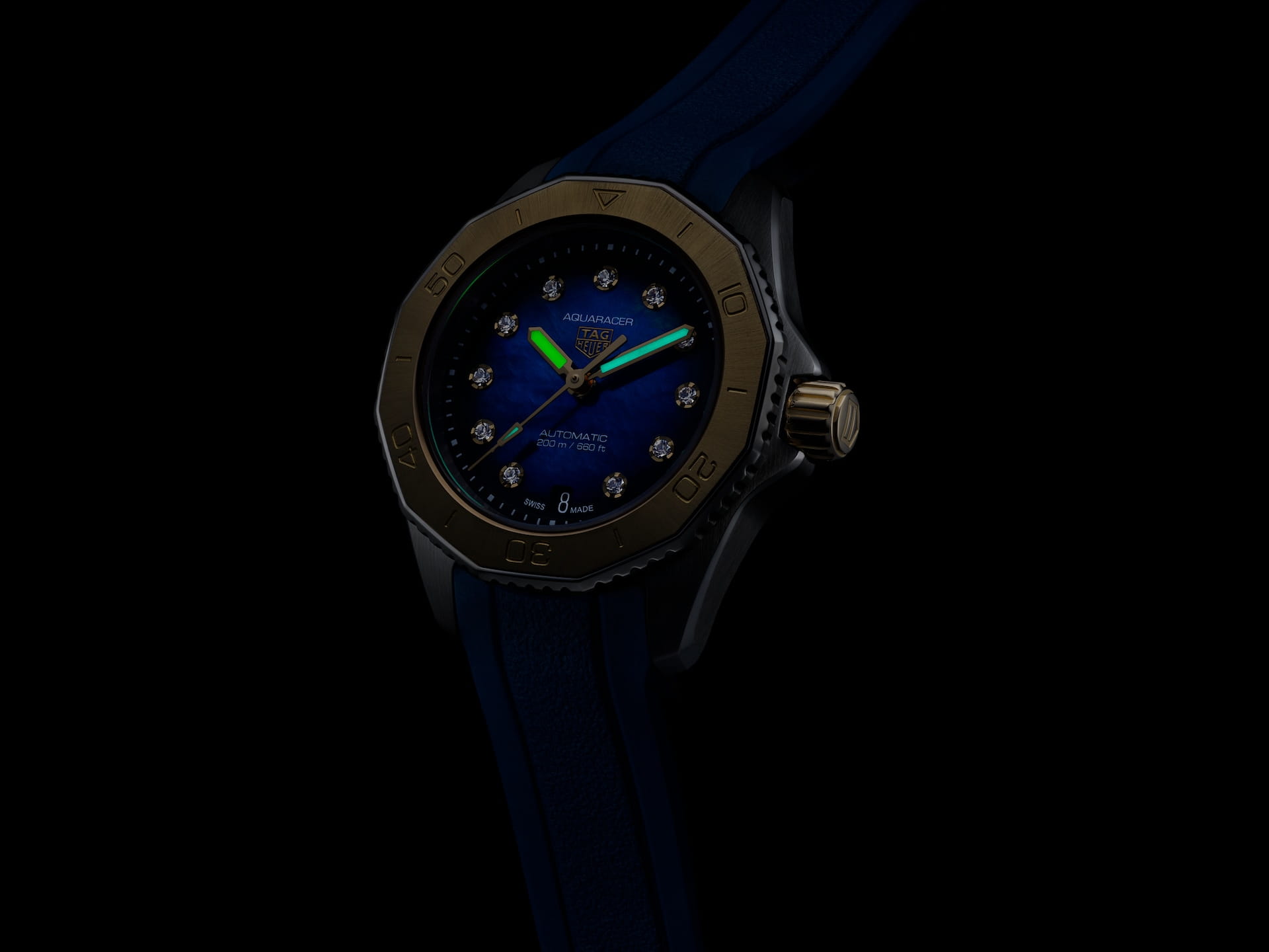 TAG Heuer TAG Heuer Aquaracer Professional 200 WBP2450.FT6215 механические мужские часы часы крупный план синий циферблата