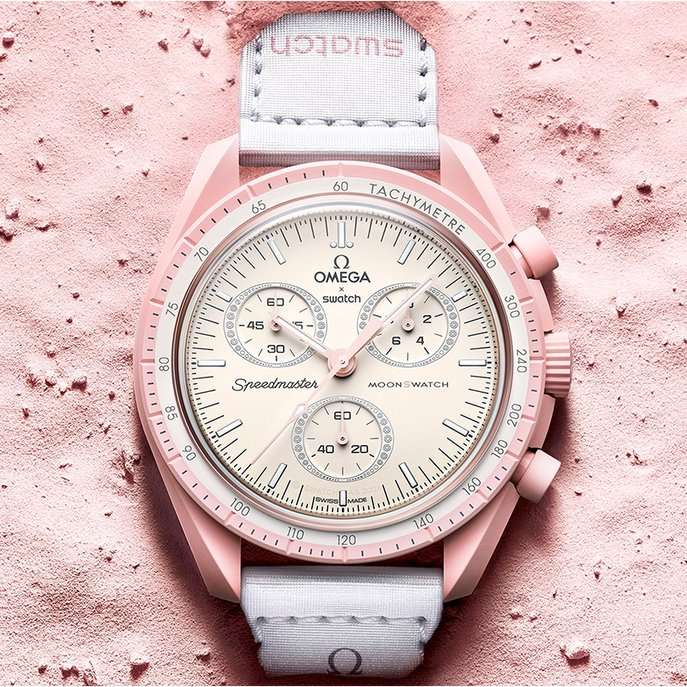 Swatch Swatch x Omega Bioceramic Moonswatch Mission to Venus SO33P100 , наручные женские часы фото под углом